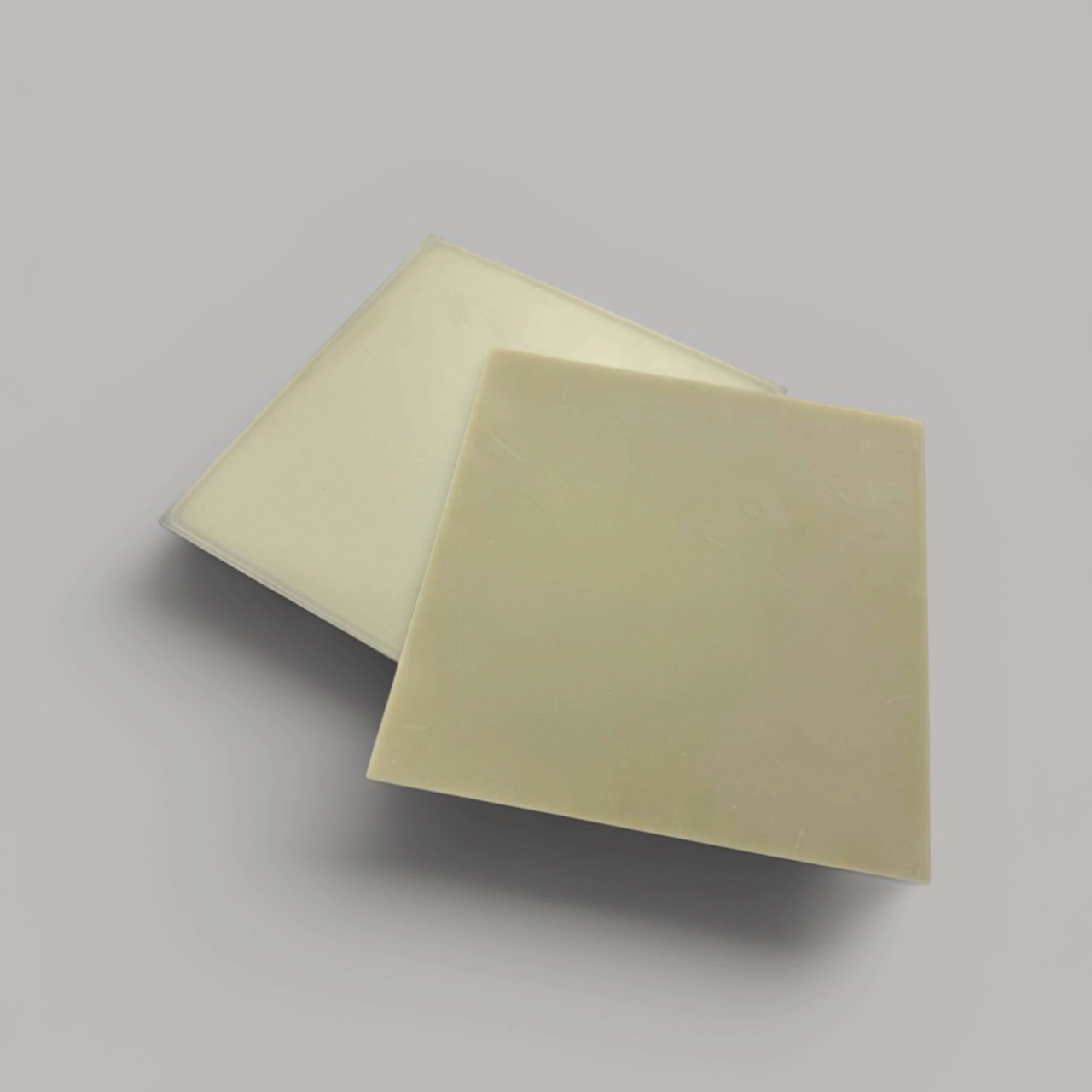 Zwei quadratische Platten aus AlN Keramik